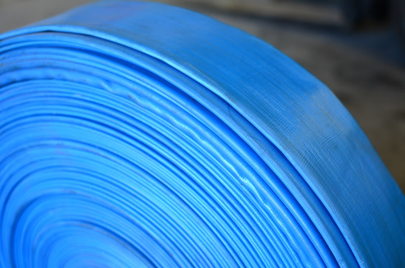 Imagen de manguera azul en rollo reforzada